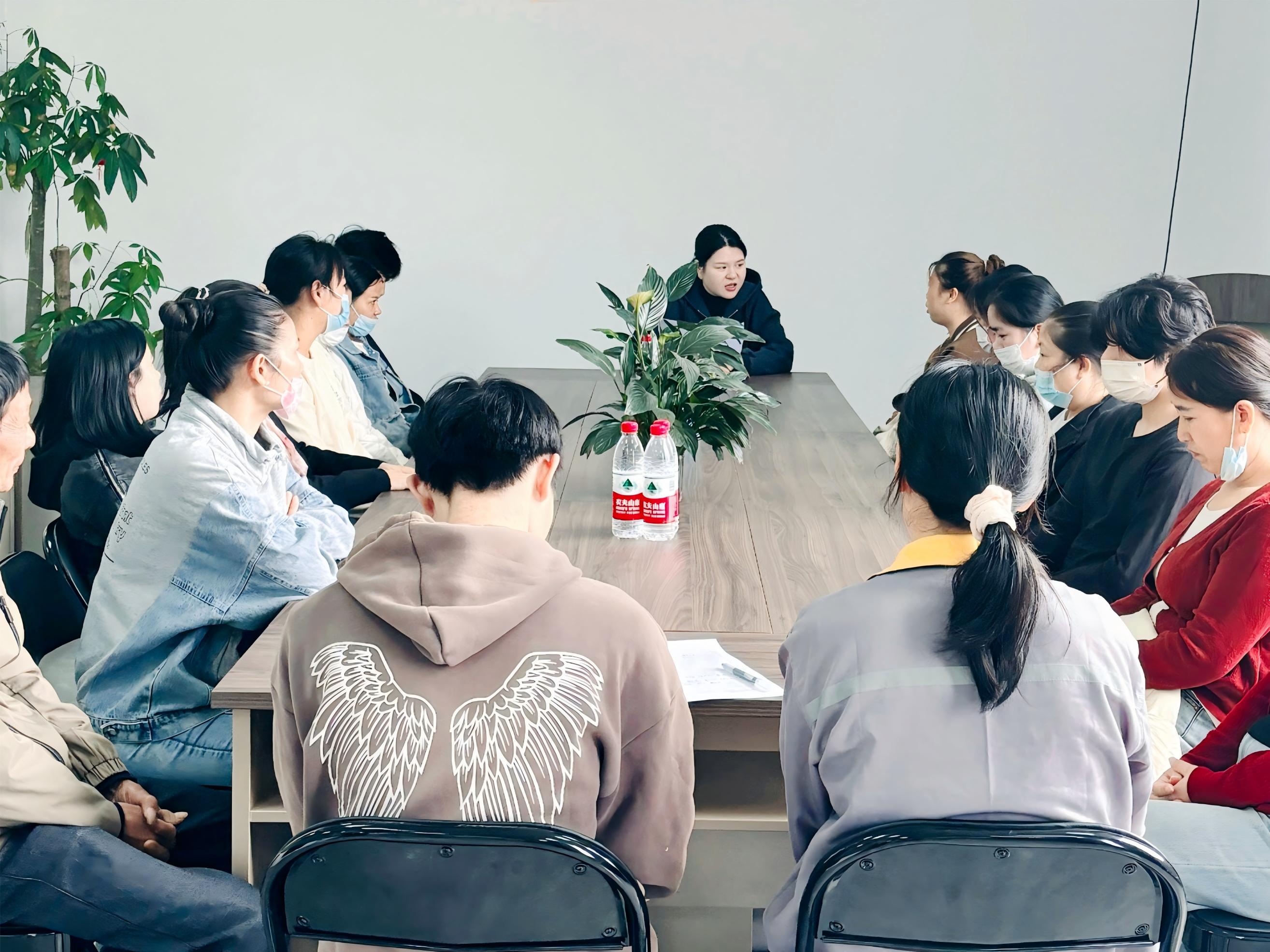 Шанхайская шелковая оптическая технология способствует инновациям и диалогу на симпозиуме выдающихся сотрудников